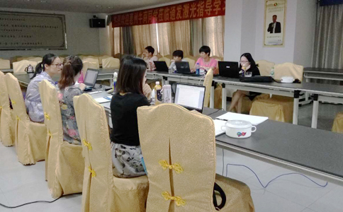 各家的客服美女真是巾幗不讓須眉啊,學(xué)習(xí)工作兩不誤